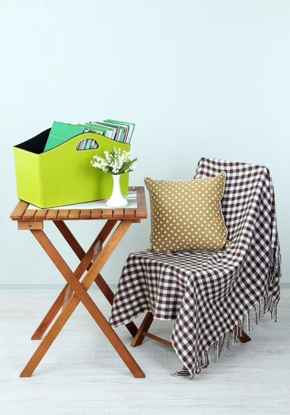 Журналы и папки в зеленой коробке на столе в комнате — стоковое фото