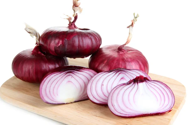 Cebollas rojas frescas aisladas sobre blanco — Foto de Stock