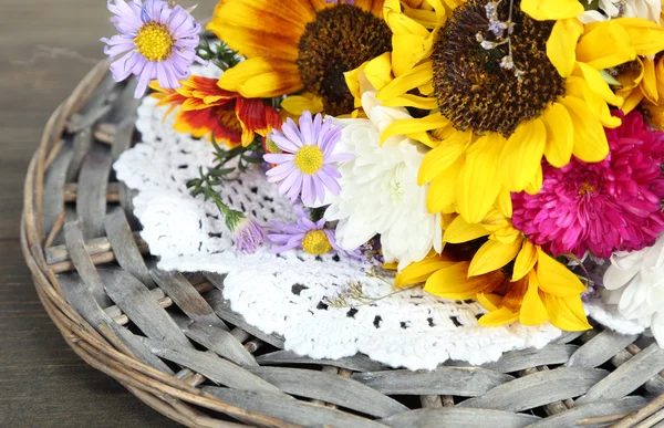 Buchet de flori sălbatice pe tava de răchită close-up — Fotografie, imagine de stoc