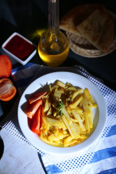 Batatas fritas na chapa na mesa de madeira close-up — Fotografia de Stock