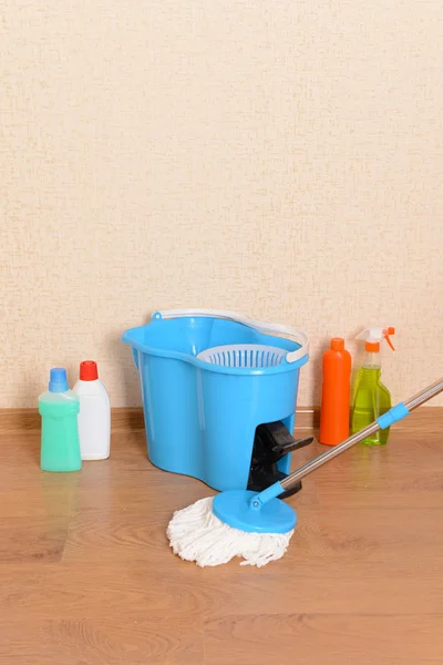 Nettoyage de maison avec balai — Photo