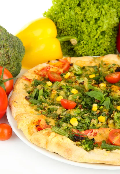 Smakelijke vegetarische pizza en groenten, geïsoleerd op wit — Stockfoto