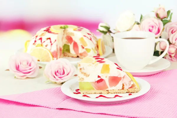 Delicioso pastel de gelatina en la mesa sobre fondo claro — Foto de Stock