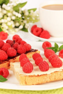 Ahududu tablo yakın çekim üzerinde lezzetli ekmek