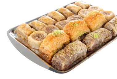 tatlı baklava tepsi üzerinde beyaz izole
