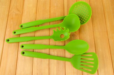 ahşap zemin üzerinde plastik mutfak eşyaları