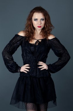 gri zemin üzerine süpürge ile Halloween cadı