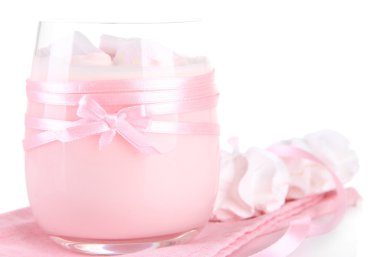 Marshmallow, üzerinde beyaz izole lezzetli yoğurt