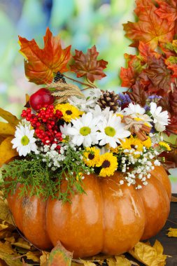 Kabak tablo parlak zemin üzerine sarı yapraklar ile güzel sonbahar kompozisyon