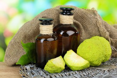 Osage turuncu meyveler (maclura pomifera) ve Tıp Şişeler, doğa zemin üzerine ahşap tablo