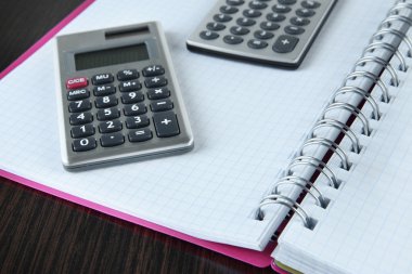 defter üzerinde hesap makineleri kapatalım