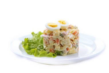 Geleneksel Rus salatası Olivier, beyaz üzerine izole edilmiş.