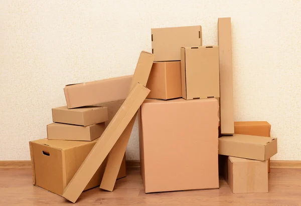 Tomma rum med stack av kartonger: flytta hus koncept — Stockfoto