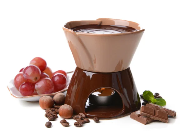 Fondue de chocolate com doces de marshmallow e frutas, isolado em branco — Fotografia de Stock