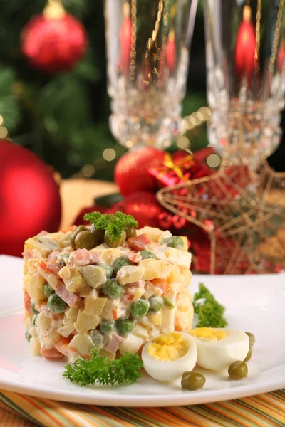 Salada tradicional russa Olivier, no guardanapo a cores, na mesa de madeira, no fundo brilhante — Fotografia de Stock