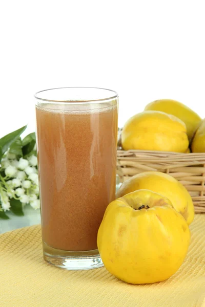Manis quince dengan jus di atas meja pada latar belakang putih — Stok Foto