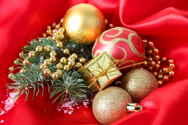Szép karácsonyi dekoráció a piros szatén ruha — Stock Fotó