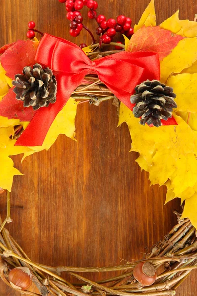 Belle couronne de Thanksgiving, sur fond de bois — Photo