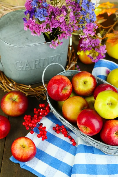 Сочные яблоки в корзине на столе крупным планом — стоковое фото
