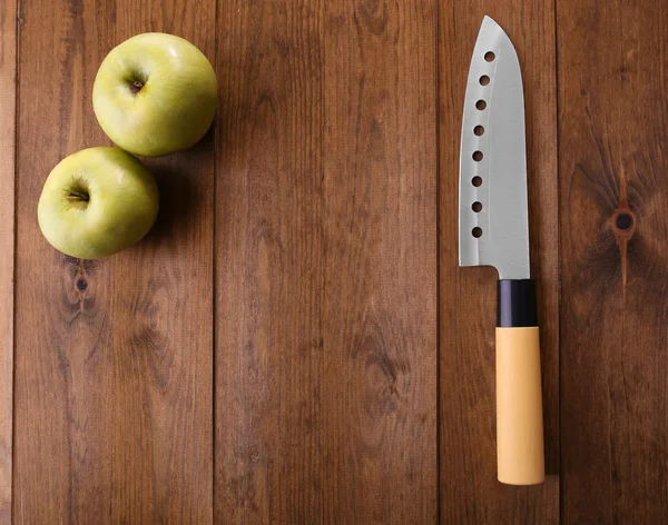 Cuchillo de cocina y manzana verde, sobre fondo de madera — Foto de Stock