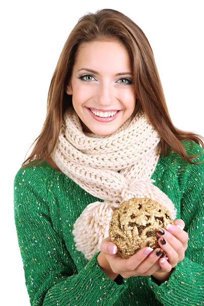 Hermosa chica sonriente con juguete de Navidad aislado en blanco — Foto de Stock
