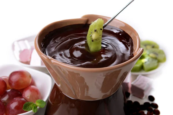 Fondue de chocolate com doces de marshmallow e frutas, isolado em branco — Fotografia de Stock