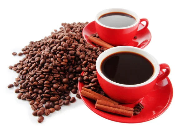 Red cups of strong coffee and coffee beans close up — Stock Photo, Image