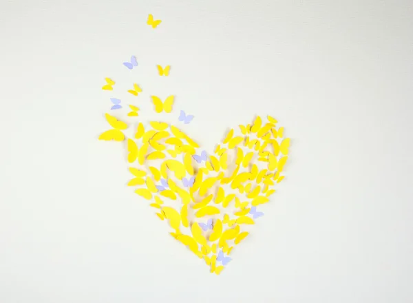 Χαρτί κίτρινο πεταλούδα με μορφή της καρδιάς στον τοίχο — Φωτογραφία Αρχείου