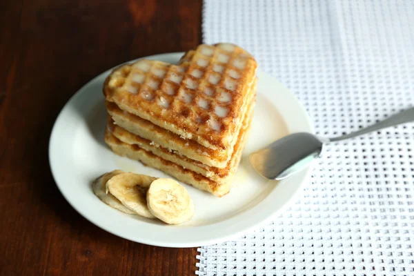 Gaufres belges sucrées à la banane, sur fond de table en bois — Photo