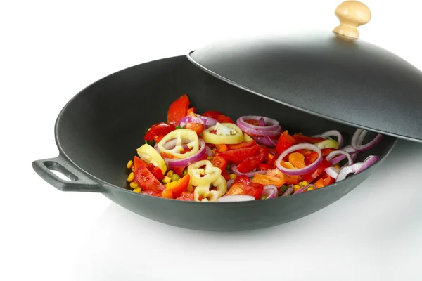 Legumes em wok isolado em branco — Fotografia de Stock