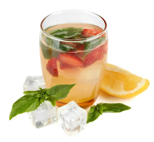 Basilikumlimonade mit Erdbeere im Glas, isoliert auf weiß — Stockfoto