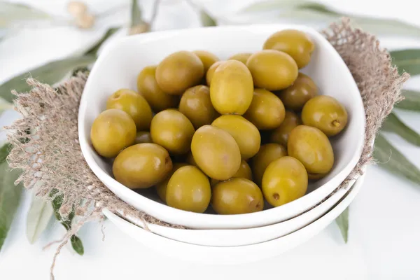 Oliven in Schüssel mit Zweig in Großaufnahme — Stockfoto