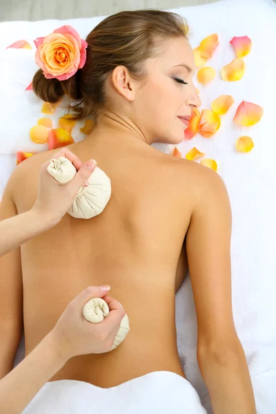 Mulher bonita ter massagem nas costas close up — Fotografia de Stock