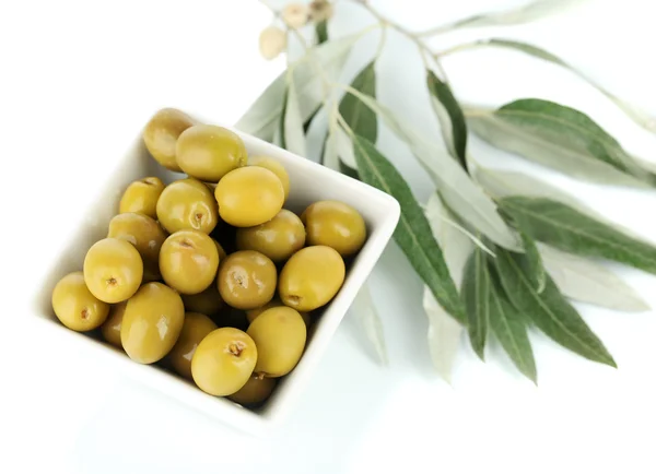 Olivy v misce s pobočkou izolovaných na bílém — Stock fotografie