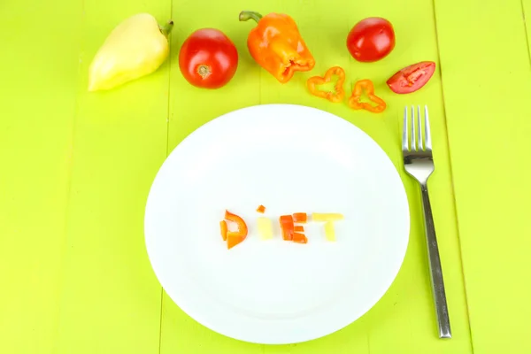 Word diet légumes doublés sur assiette sur table en bois close-up — Photo