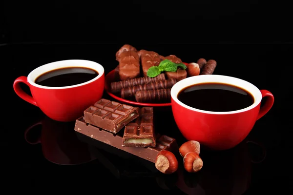 Kırmızı üzerine siyah izole güçlü kahve ve çikolata barları bardak — Stok fotoğraf