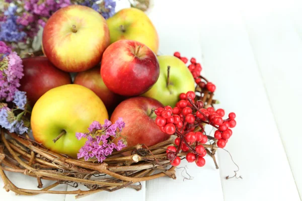 Soczyste jabłka na biały drewniany stół — Zdjęcie stockowe