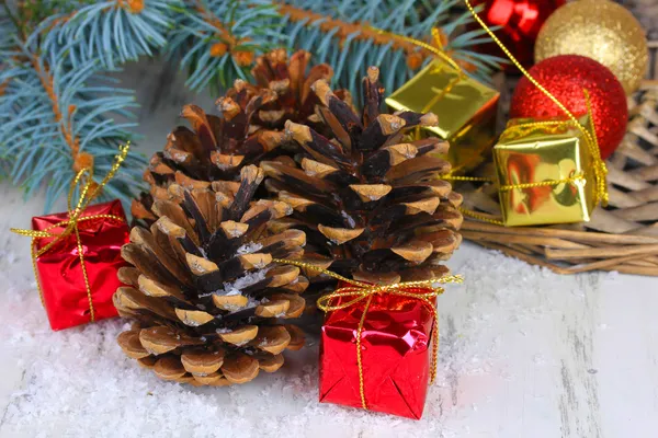 Kerstversiering met dennenappels op houten achtergrond Rechtenvrije Stockfoto's