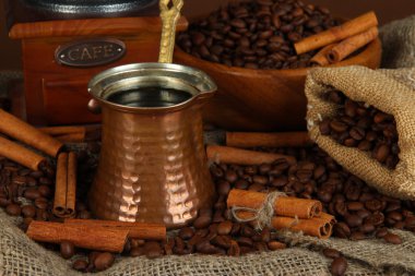 koyu arka plan üzerinde kahve makinesi