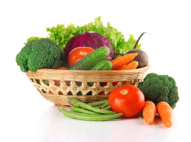 farklı sebze sepeti üzerine beyaz izole