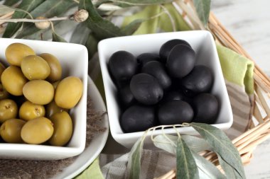 Zeytin peçete sepet yakın çekim içinde şube ile kase