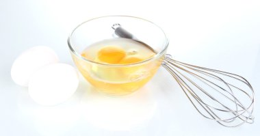 Corolla, un ve beyaz izole kırık yumurta