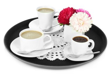 Kahve üzerine beyaz izole tepsi