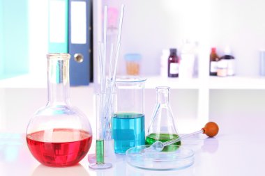 Laboratuvar arka plan üzerinde renkli sıvı ile farklı Laboratuar kapkacakları