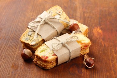 ahşap zemin üzerinde şekerlenmiş meyve ile bisküvi