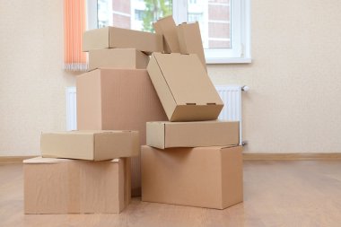 boş oda ile yığın karton: hareketli ev concept