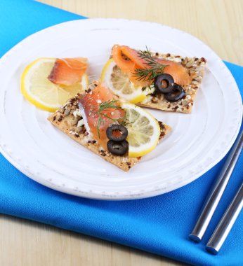 Somon Sandviç plaka üzerinde ahşap masa yakın çekim