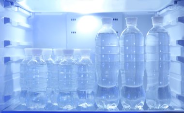 buzdolabı su şişeleri