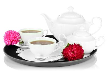 tepsi üzerinde beyaz izole çay bardağı