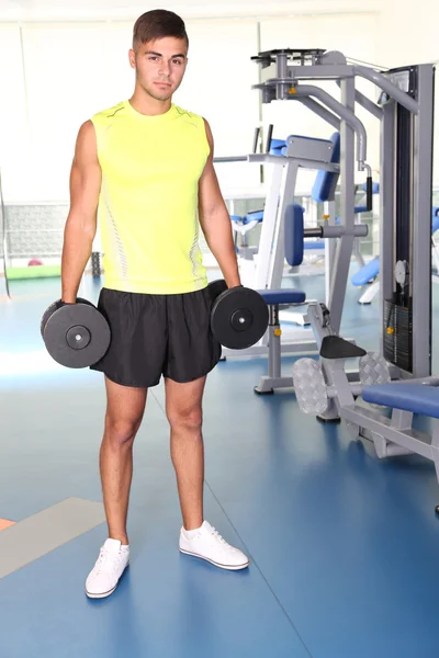 Chico con mancuernas en el gimnasio —  Fotos de Stock